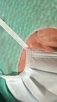 Nienasycony dojrzały pacjent drenowany na krześle do badań lekarskich