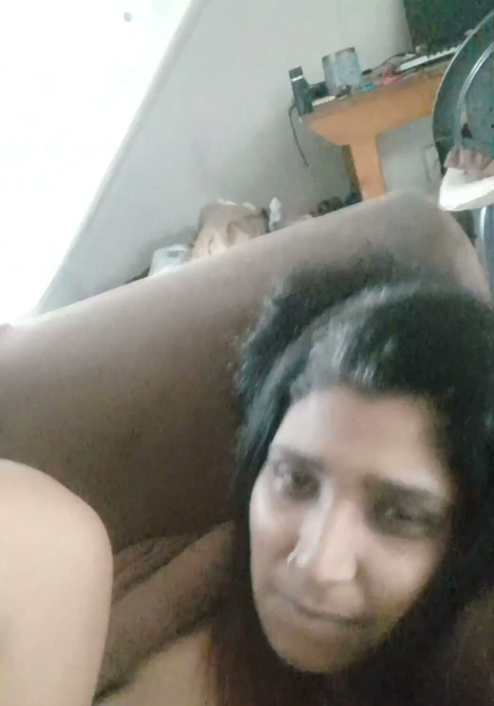 IndyFire: Mamă sexy indiană țâțoasă este futută în rochie roșie pe canapea