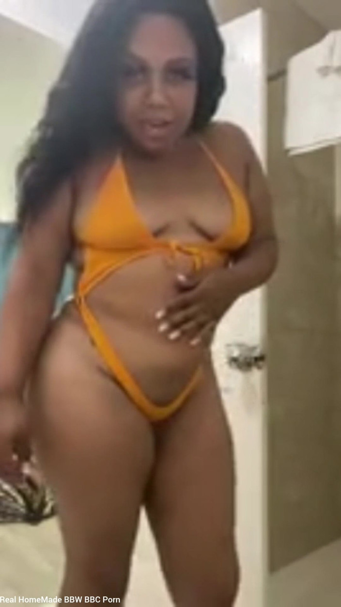 Super sexy ebony cuties: Позирует, трясет моей попкой в сексуальном бикини