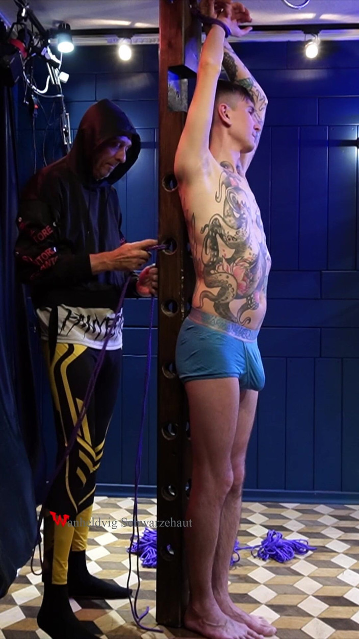 Wanheldvig: Nicky terangsang di tiang kesulitan perbudakan