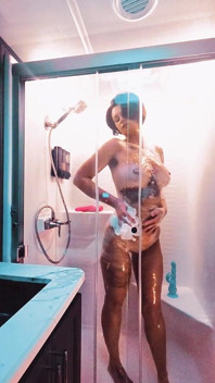 L’heure de la douche en solo se fait prendre à La rose