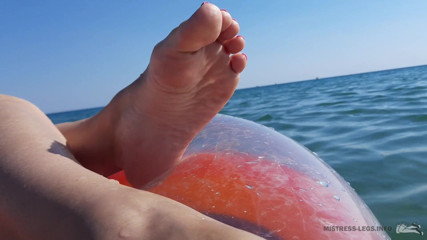 Mistress Legs: 在海上性感的赤脚和脚趾