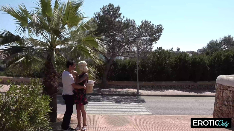 MILFFreaksX: Scopa spontaneamente una MILF affamata lungo la strada dà tutto