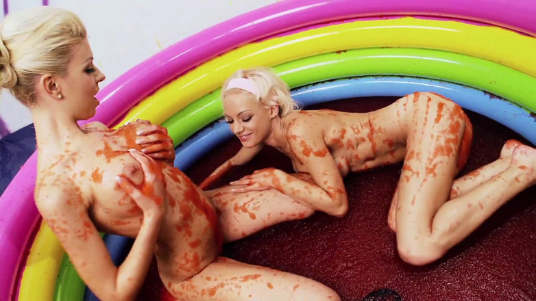 LesbianFantasies: Chicas calientes y chicas se tocan en la piscina