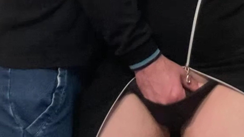 Niki studio: Garip sapık orta yaşlı seksi kadın herkesin içinde amını parmaklıyor