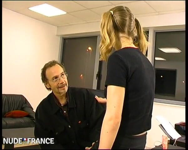 La France a Poil: Un profesor de franceză își unul dintre elevii străini.