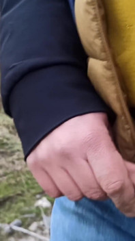 誰かが私を見ることができます!屋外で射精しておしっこ