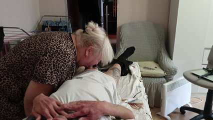 Zona901: Sousedka saje a honí mi ptáka na masážním stole a...