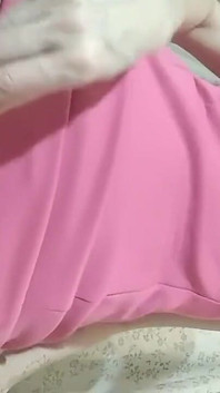 Ella chupa una piruleta y la mete en su coño peludo ginnagg