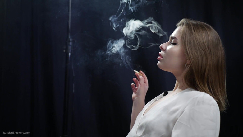 Russian Smokers: Bionda russa che fuma in camicetta bianca