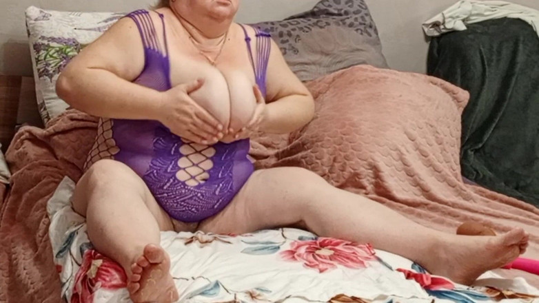 Zona901: Ik kijk naar een buurvrouw die met haar poesje speelt