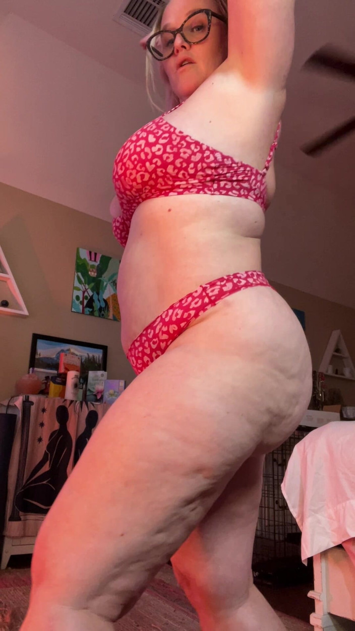 Siren XXX Studios: PAWG Booty Shaking in Bra &amp; Panties
