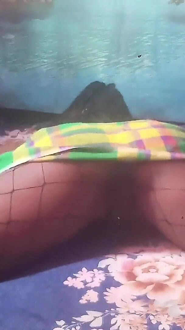 Super sexy ebony cuties: Sdraiata sul letto mi sgrilletto la figa saltando la mano