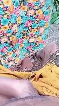 जब मैं लकड़ी काटने के लिए जंगल में गया, तो गांव के एक लड़के ने मुझे चोदा।