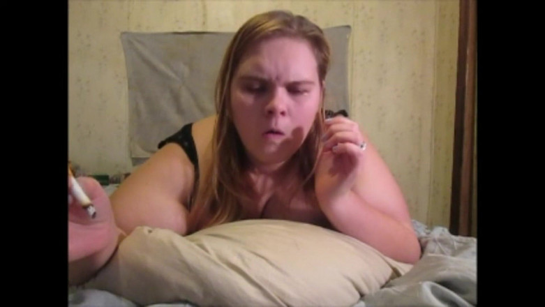 Fat House Wife: 肥胖丑陋的婊子通过她的鼻子抽烟！