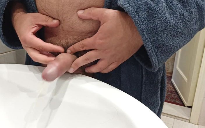Kinky guy: 穿着浴袍在水槽里撒尿。