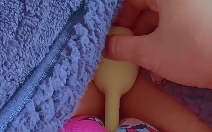 Little Dessert: Prima experiență cu vibratorul a studentei latino minuscule