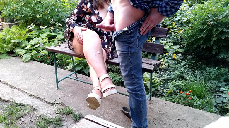 OurFetishLife: Hermosa obtiene semen en sus maravillosas piernas desnudas