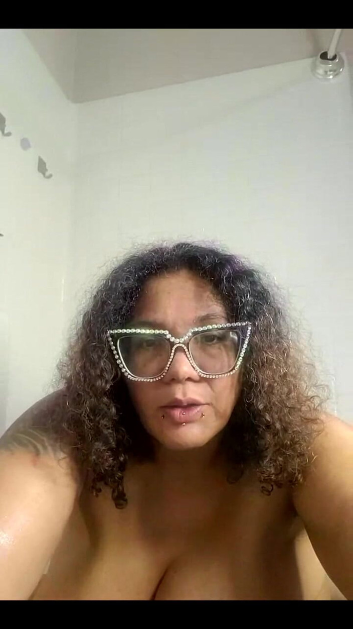 Cen Sired: Going Live Chat with Me Whilst I Bathe
