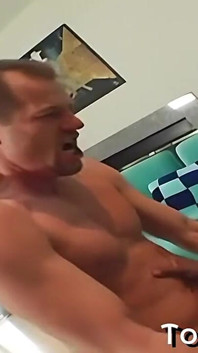 Sexy Ebony v síťovaných silonkách má dvojitou penetraci v sexy trojce