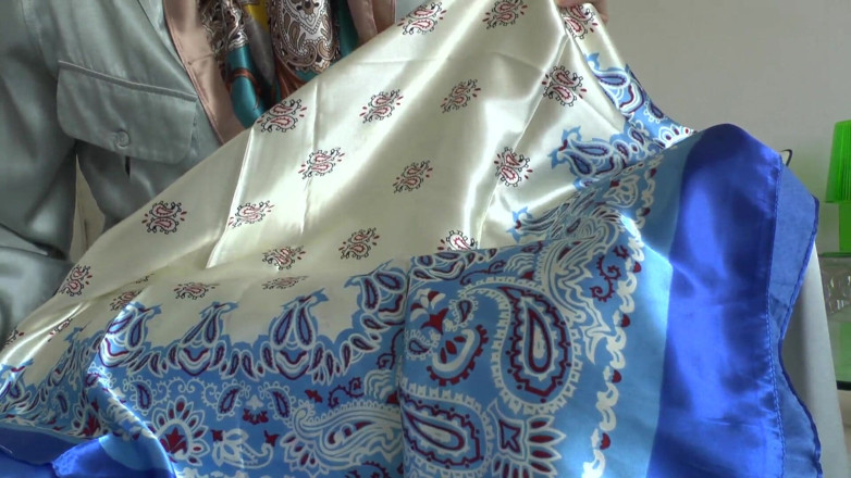 Lady Victoria Valente: Satin scarves baru ibu tirimu bikin kamu sange! Mengkilap sangat...