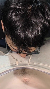 자지에 사정하고 두 짐을 삼킬 때까지 남친의 불룩한 냄새를 맡는 무릎 꿇고 발정난 냄새 맡기