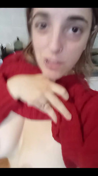 Vú chảy xệ một mình