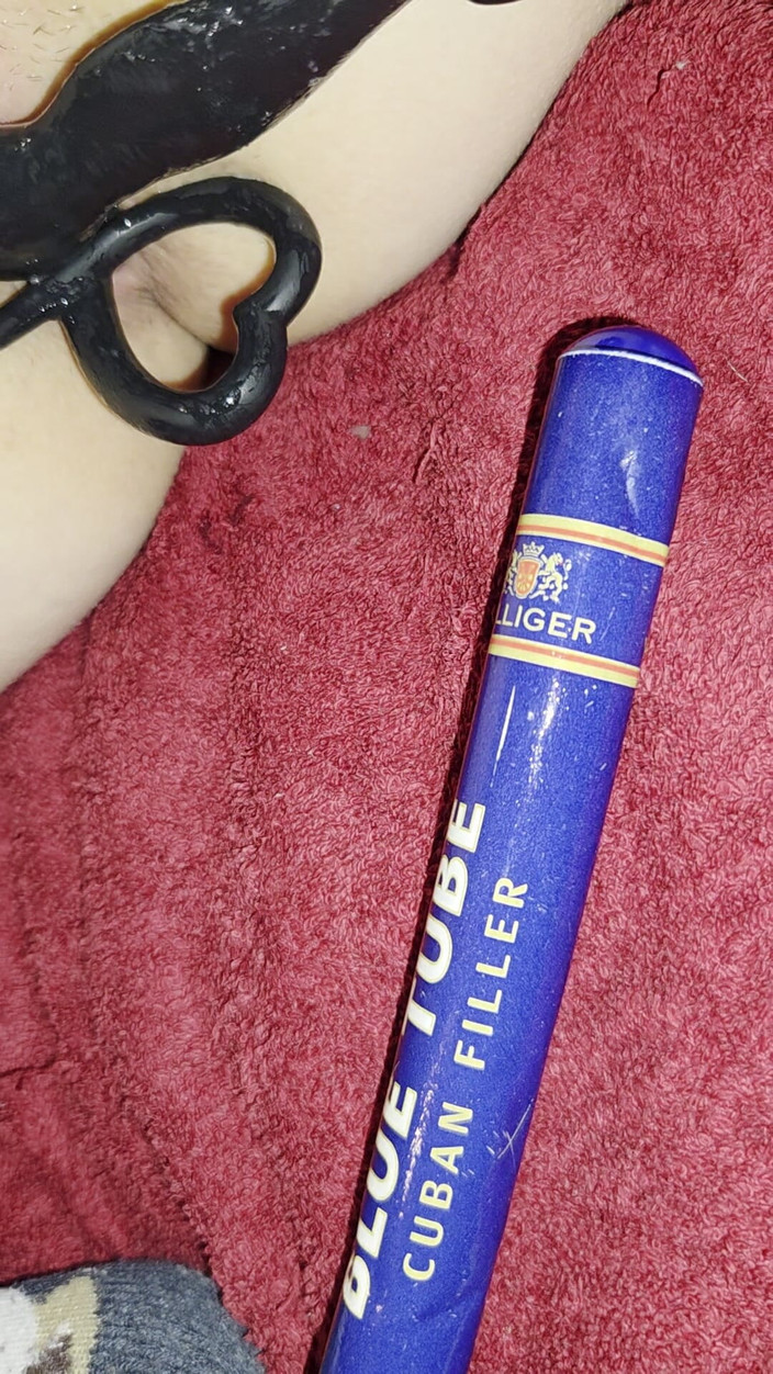 Ana Liz: Ana Liz nacpe svůj hladový zadek a protahuje si těsnou...