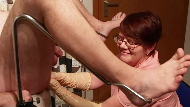 Schwester Sandra: Sandra dùng tay chọc lỗ đít Sammas