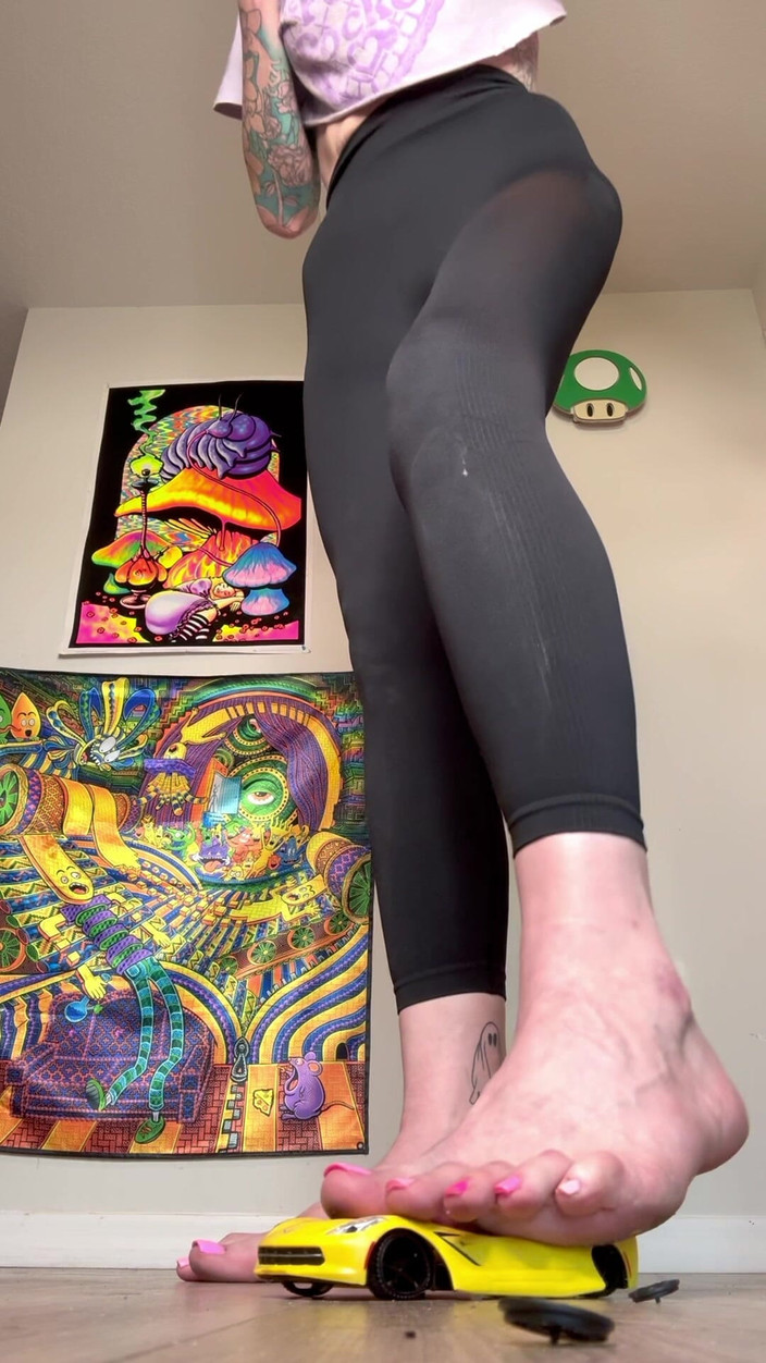 Peppermint Giantess: Distruggere un'auto modello con i miei piedi taglia 16