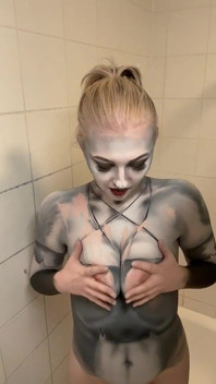 Cosplay Loona Wolf удаление бодиарта и игра с сиськами