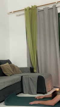 Une psychique aux seins nus jouit d’une grosse éjac, l’aboutissement de 90 jours de rétention de sperme