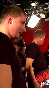 Ruda dziwka dostaje masywną twarz Bukkake od 20 facetów