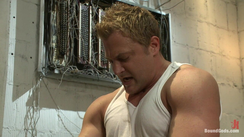 Bound gods: Een perverse elektricien en zijn gebonden zwaargeschapen dekhengst