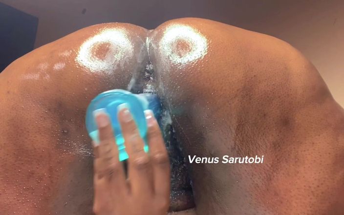 Venus Sarutobi: Negra grandota culona en cuatro chorreando coño rosa pulsando