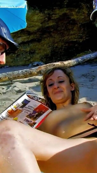 Napalona blondynka chuda MILF Evy zerżnięta w dupę przez dziwnych facetów na plaży