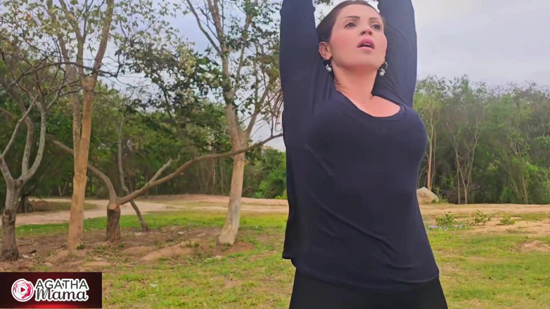 Agatha Mama: Agatha amamanta en el parque con los pantalones rotos