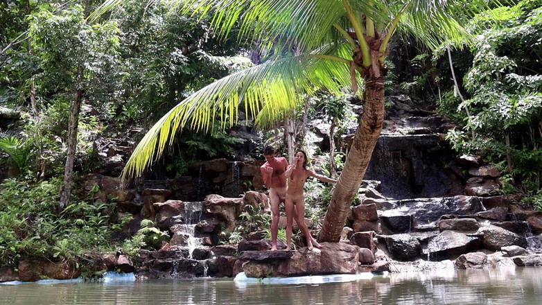 Magia Rosa: Solo en una cascada