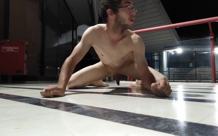 Dan Eagle: Totalmente nuda nel centro commerciale