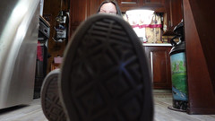 Raven Willow: Busted Converse, construído para adoração