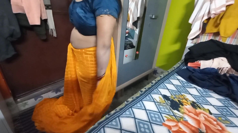 Manjushukla: Bhabhi yang sangat cantik dalam saree kuning