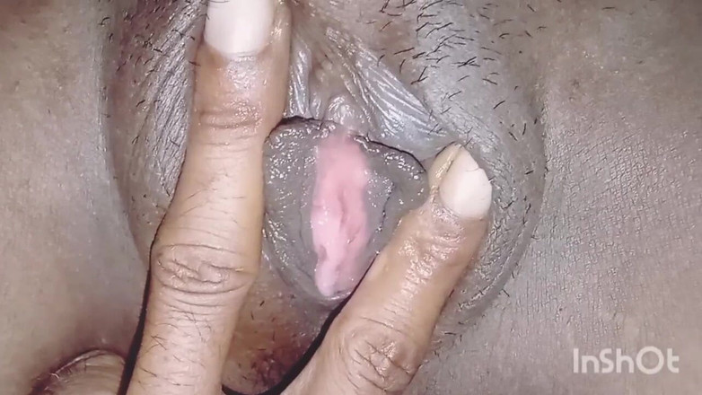 AmpleOunce283: Desi krásná nevlastní sestra Těsná kundička detail 3 prstění poprvé