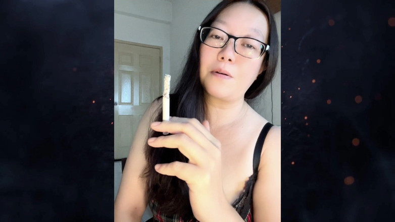 Smoking Asian: Merokok Asia yang berambut gelap berdenyut, batuk, MILF bertelanjang atas...