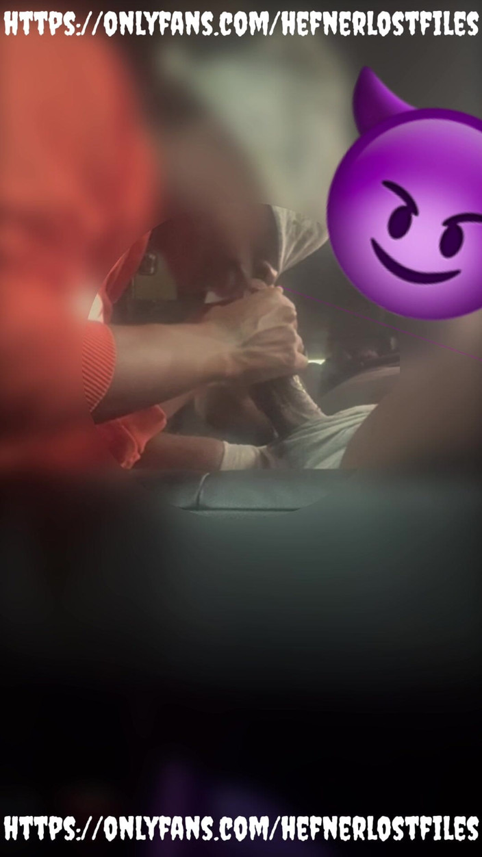 PlayboyHef: Scopata in gola davanti alla casa del suo ragazzo