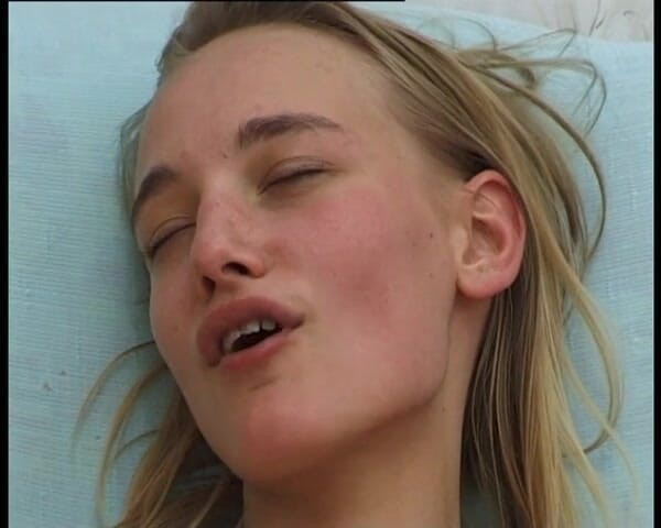 YOUR FIRST PORN: Luna echt tienerorgasme met Luna