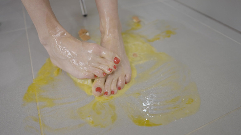 Jasmine RougeXXX: 无聊的金发熟女用热辣的脚践踏鸡蛋 - 恋足癖压榨！