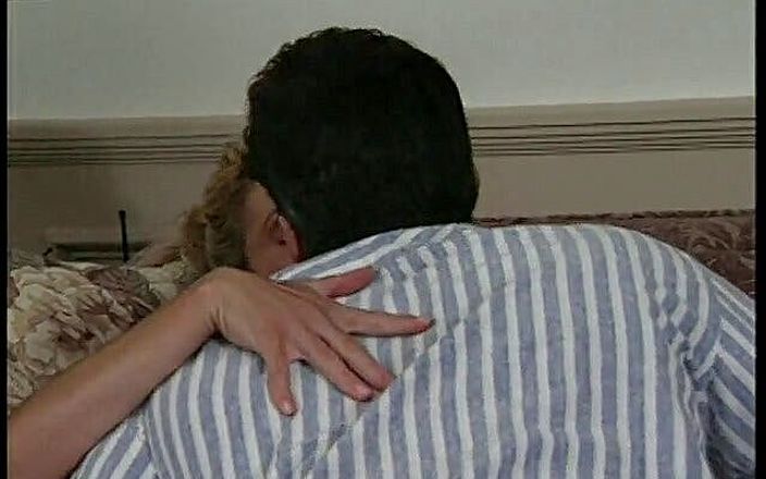 Teen Seduction: Sarışın genç fahişe yaşlı adamın arkadaşını sikiyor