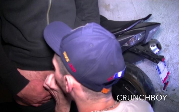 INTERRACIAL BAREBACK SEX: Twee jongens pijpen elkaar en neuken in een garage