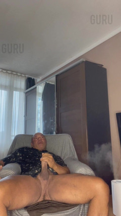 Mr. Guru: Pan Mistr kulturista táta vyhonil. masturbuje