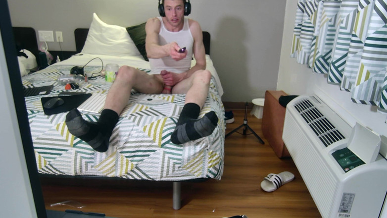 Savage confidence: Kładąc się na łóżku szarpanie skarpetkami na Zobacz mój rozmiar 15 i...